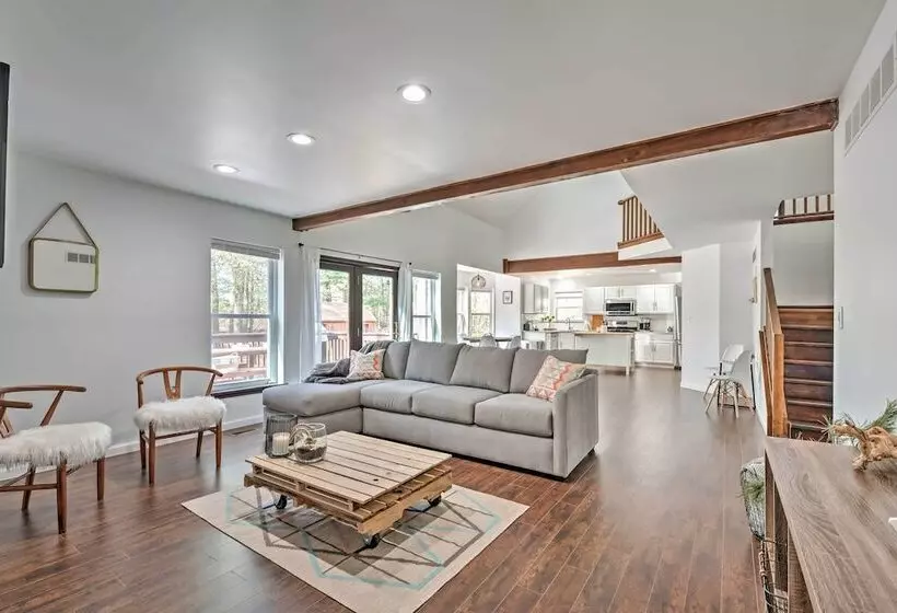 Tannersville House: Bar & Deck, 2 Mi To Ski Resort