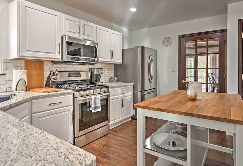 Tannersville House: Bar & Deck, 2 Mi To Ski Resort