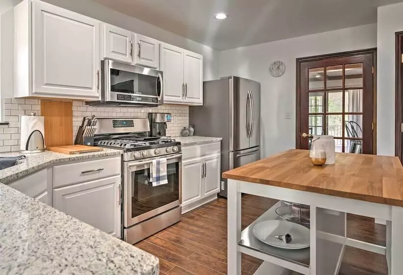 Tannersville House: Bar & Deck, 2 Mi To Ski Resort