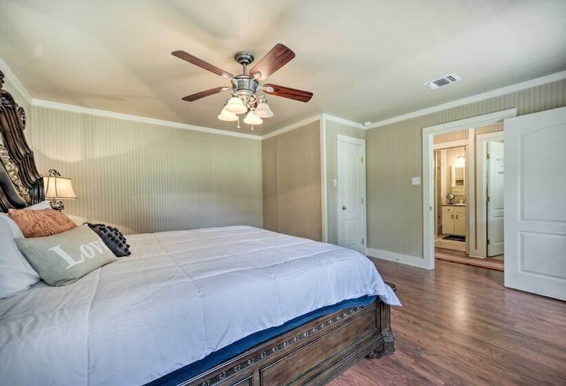 The Petite Lake House  In Seguin W/ Patio!