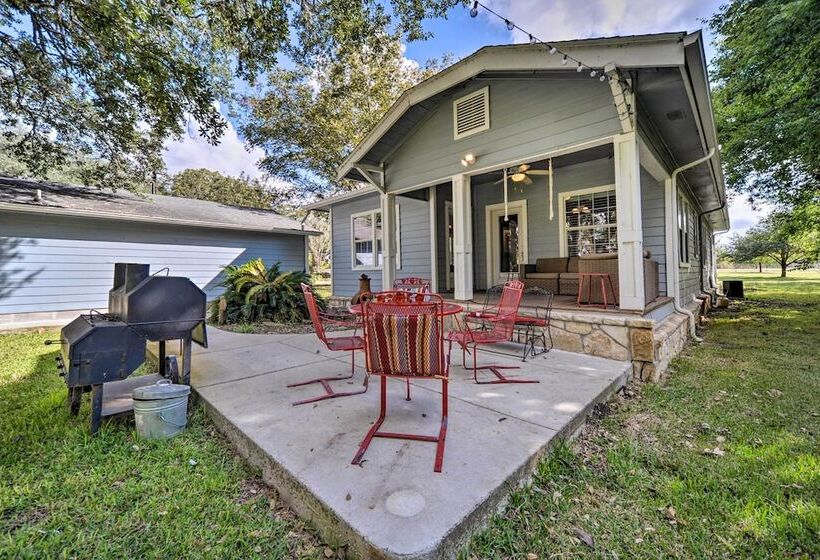 The Petite Lake House  In Seguin W/ Patio!