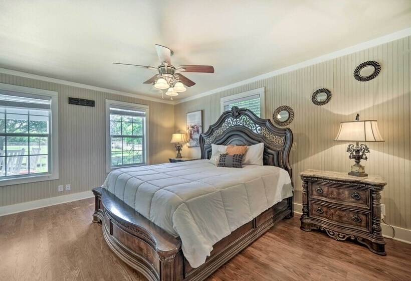 The Petite Lake House  In Seguin W/ Patio!