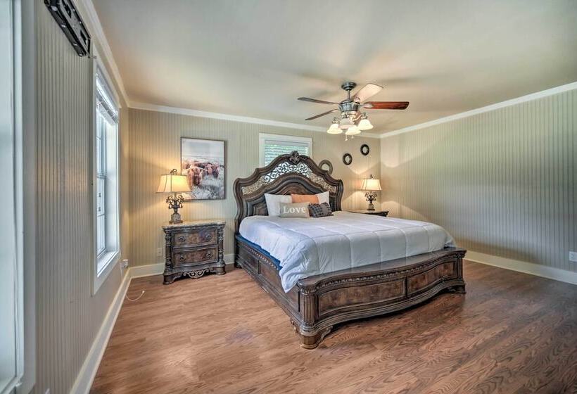 The Petite Lake House  In Seguin W/ Patio!