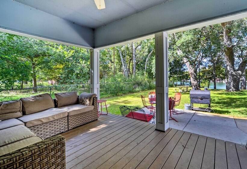 The Petite Lake House  In Seguin W/ Patio!