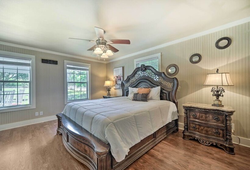 The Petite Lake House  In Seguin W/ Patio!