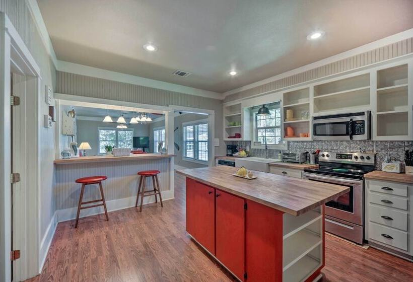 The Petite Lake House  In Seguin W/ Patio!