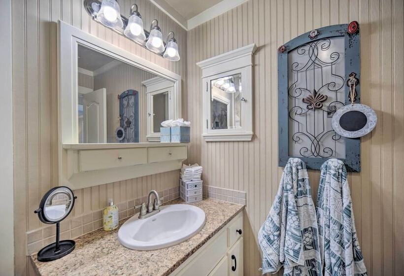 The Petite Lake House  In Seguin W/ Patio!