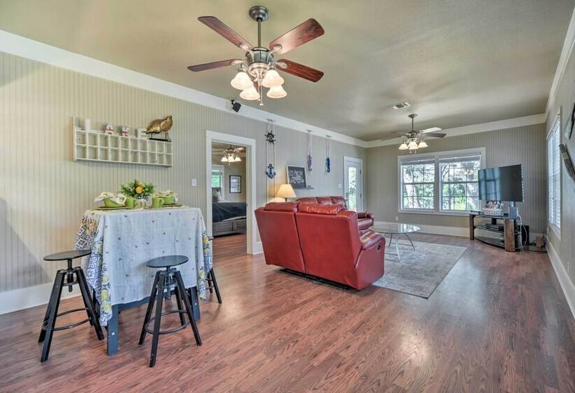 The Petite Lake House  In Seguin W/ Patio!