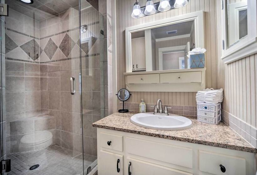 The Petite Lake House  In Seguin W/ Patio!