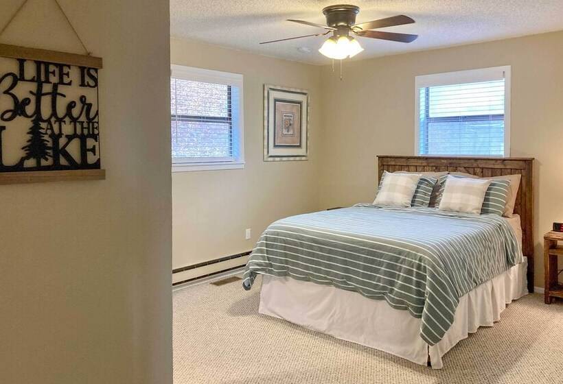 Treetop Hideaway W/ Lake Views + Fire Pit!