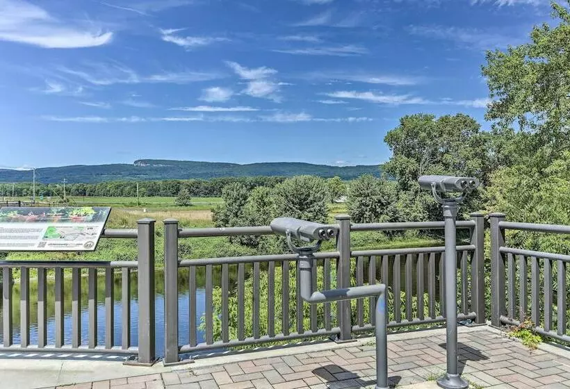 Wallkill Riverfront Retreat: Canoe & Relax!