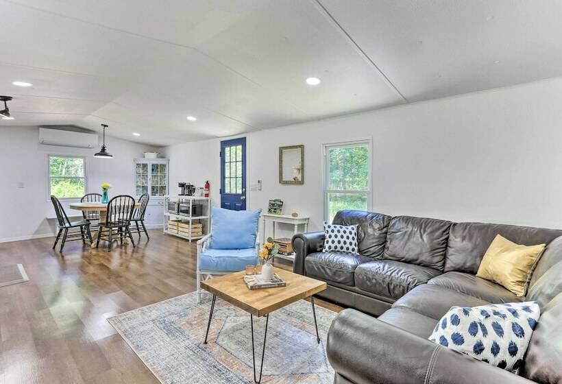 Wallkill Riverfront Retreat: Canoe & Relax!