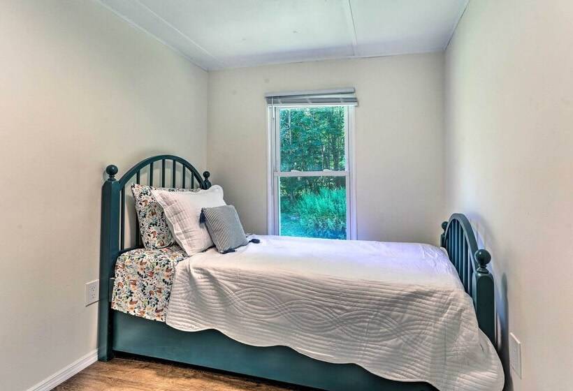 Wallkill Riverfront Retreat: Canoe & Relax!