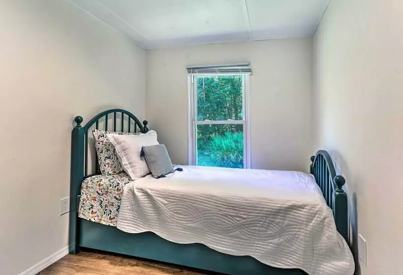 Wallkill Riverfront Retreat: Canoe & Relax!