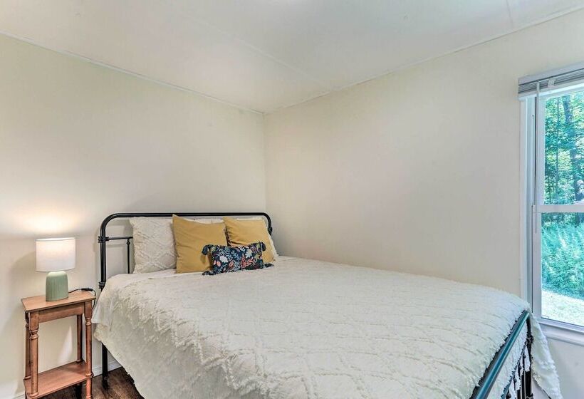 Wallkill Riverfront Retreat: Canoe & Relax!