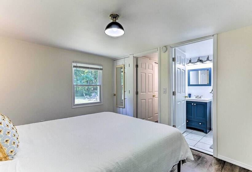 Wallkill Riverfront Retreat: Canoe & Relax!