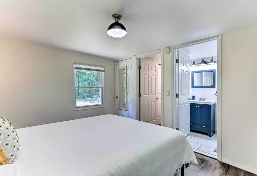 Wallkill Riverfront Retreat: Canoe & Relax!