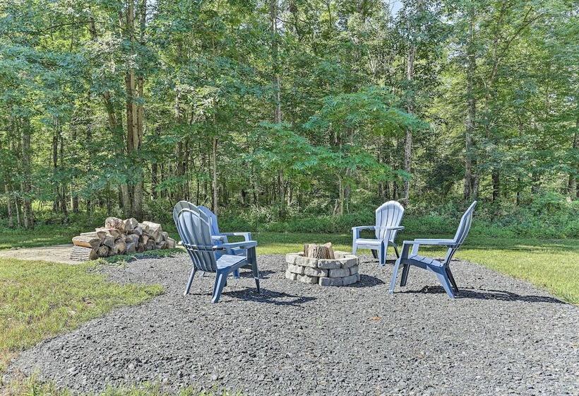 Wallkill Riverfront Retreat: Canoe & Relax!