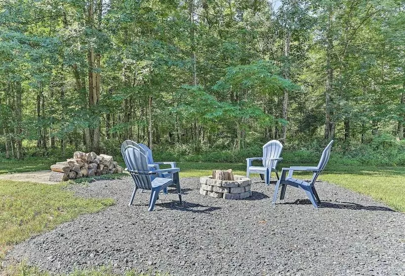 Wallkill Riverfront Retreat: Canoe & Relax!