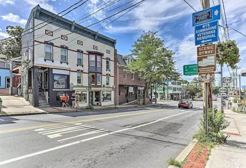 Wallkill Riverfront Retreat: Canoe & Relax!