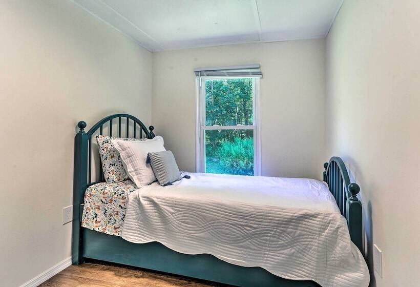 Wallkill Riverfront Retreat: Canoe & Relax!