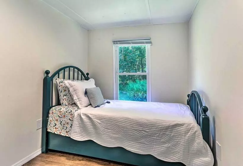 Wallkill Riverfront Retreat: Canoe & Relax!