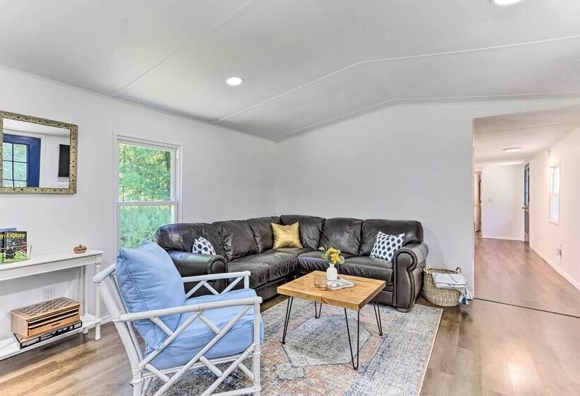 Wallkill Riverfront Retreat: Canoe & Relax!