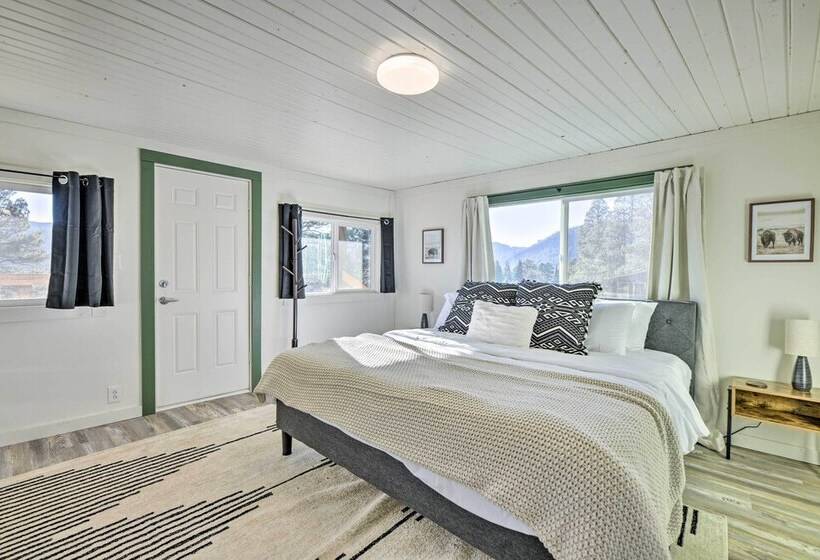 Well Appointed Bayfield Cabin W/ Forest Views!