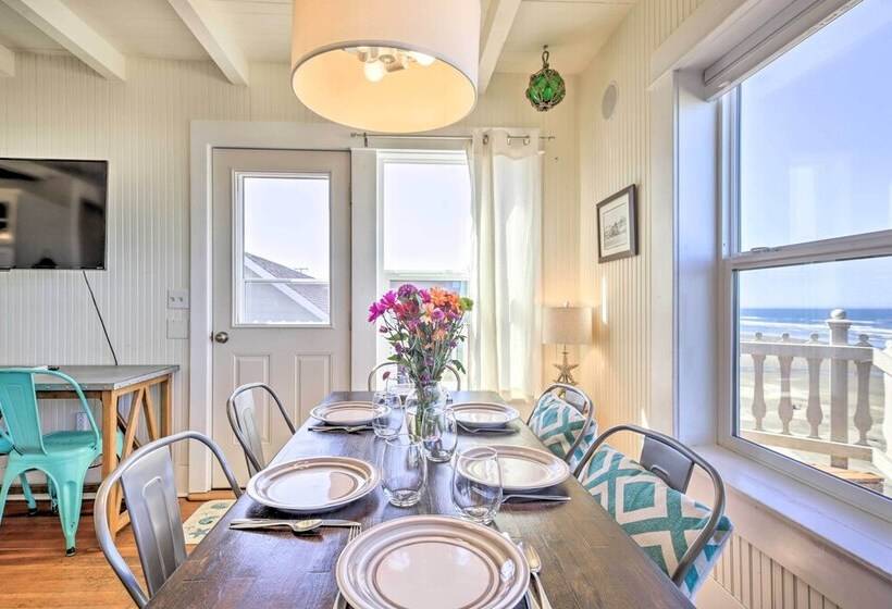 Beachfront Newport Cottage With Private Hot Tub!