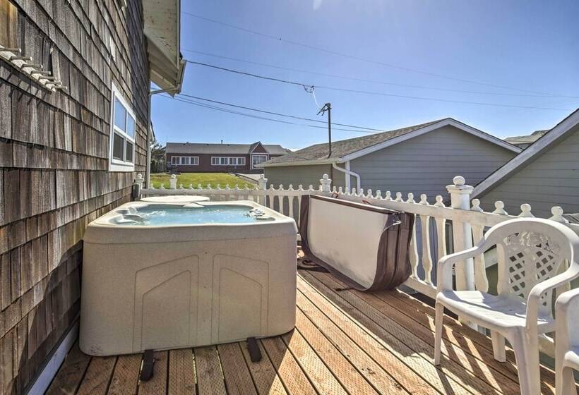 Beachfront Newport Cottage With Private Hot Tub!