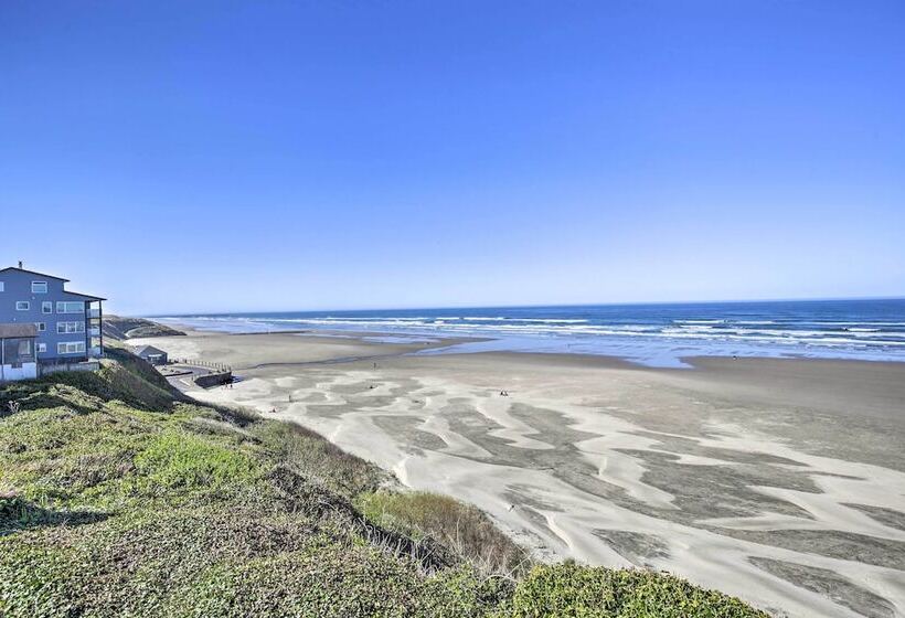 Beachfront Newport Cottage With Private Hot Tub!