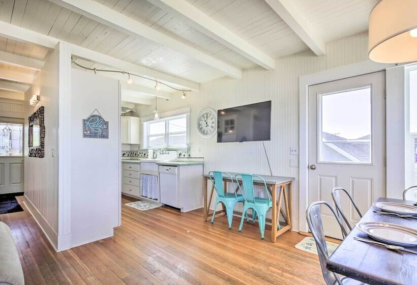 Beachfront Newport Cottage With Private Hot Tub!