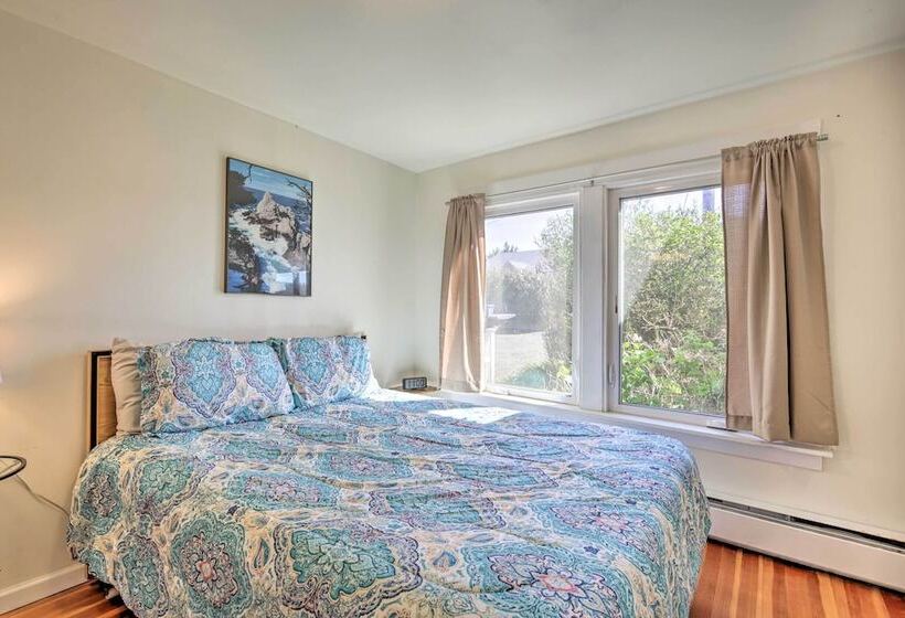 Beachfront Newport Cottage With Private Hot Tub!