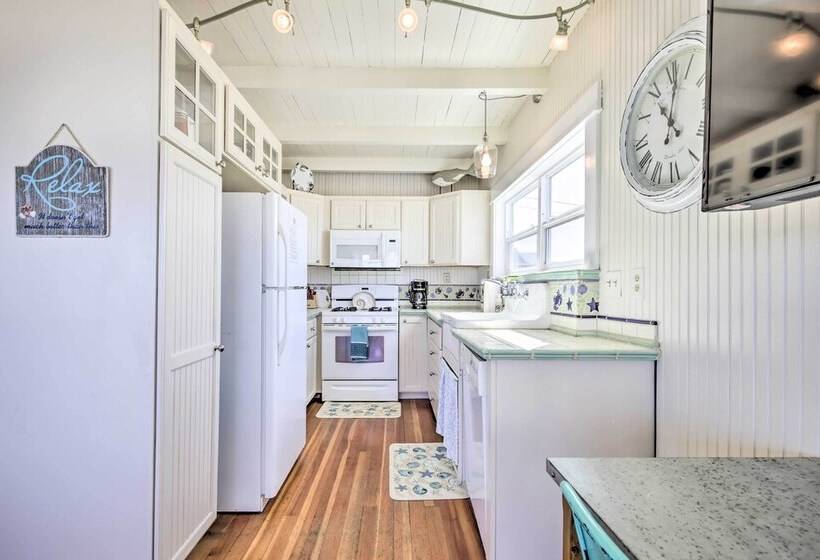 Beachfront Newport Cottage With Private Hot Tub!