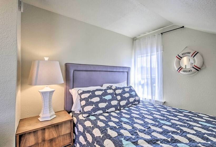 Beachfront Newport Cottage With Private Hot Tub!