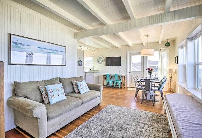 Beachfront Newport Cottage With Private Hot Tub!