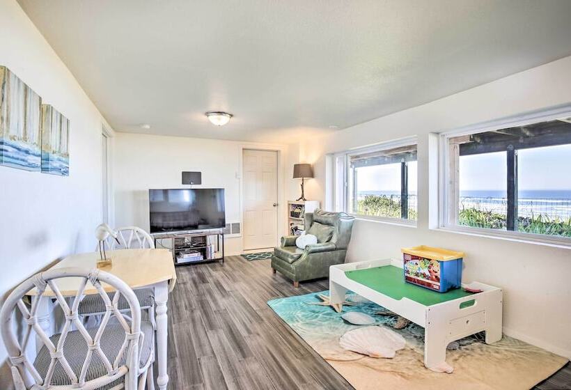 Beachfront Newport Cottage With Private Hot Tub!