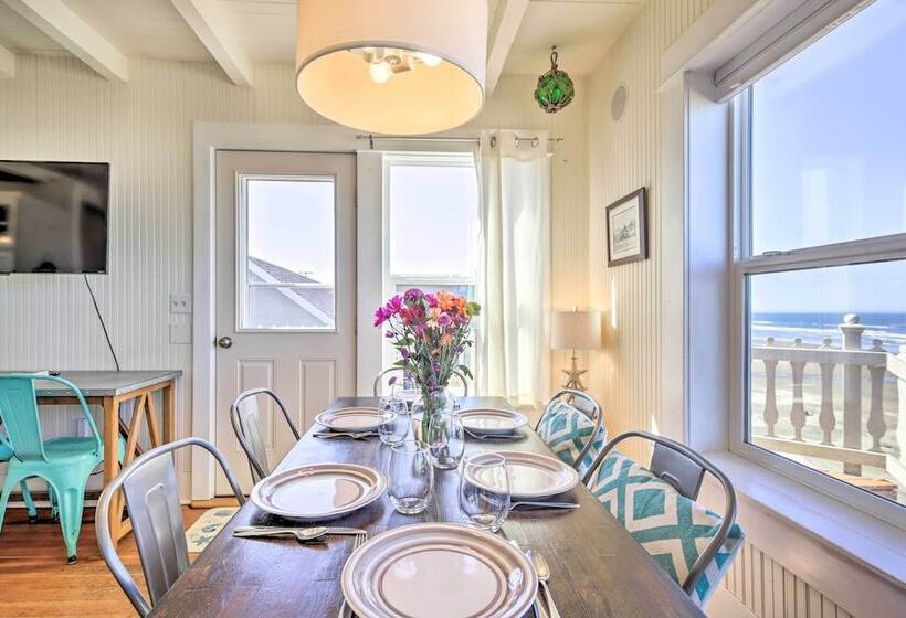 Beachfront Newport Cottage With Private Hot Tub!