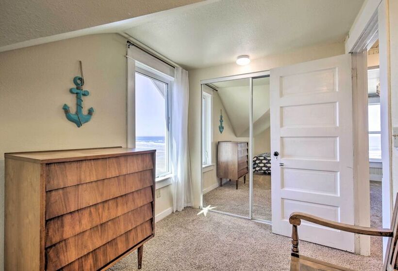 Beachfront Newport Cottage With Private Hot Tub!