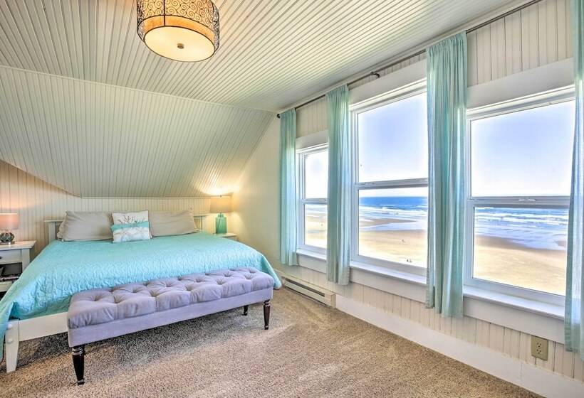 Beachfront Newport Cottage With Private Hot Tub!