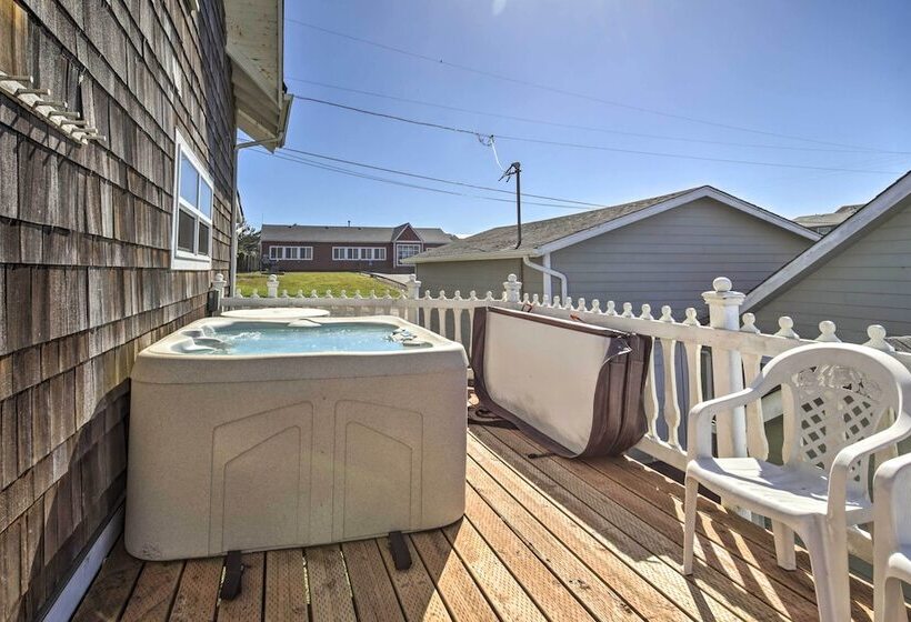 Beachfront Newport Cottage With Private Hot Tub!