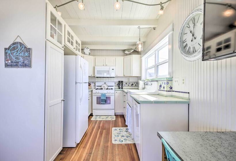 Beachfront Newport Cottage With Private Hot Tub!
