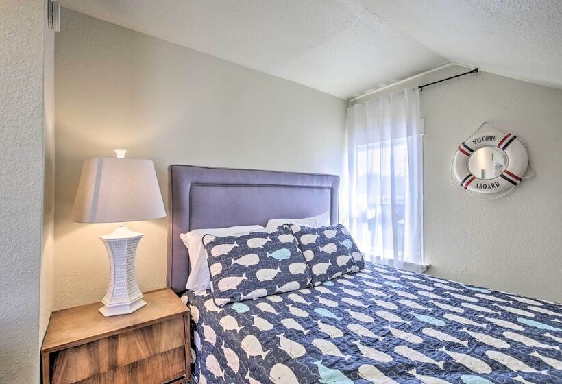 Beachfront Newport Cottage With Private Hot Tub!