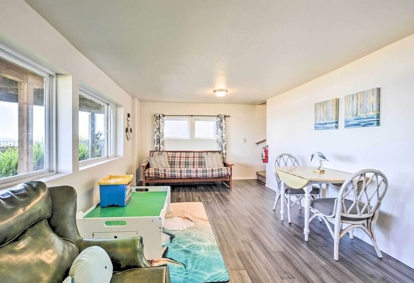 Beachfront Newport Cottage With Private Hot Tub!