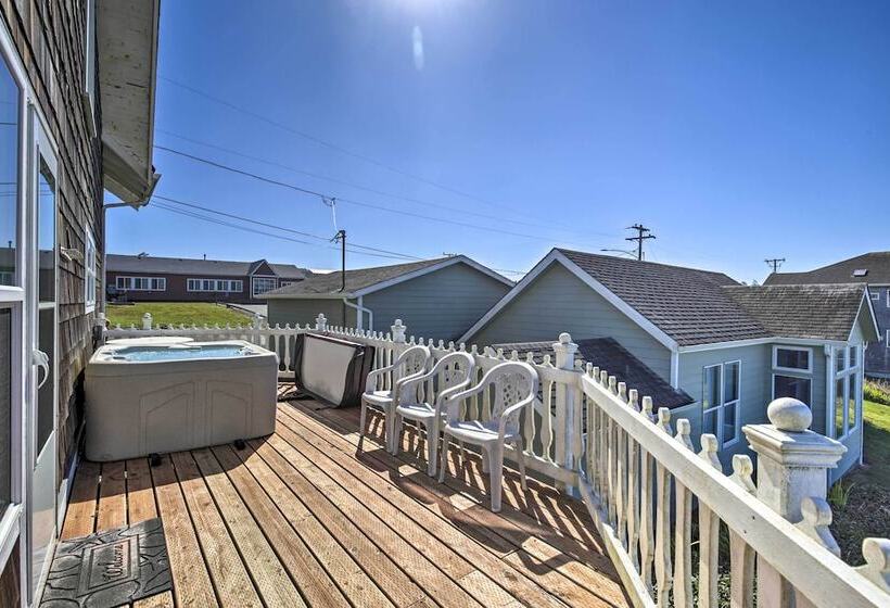 Beachfront Newport Cottage With Private Hot Tub!