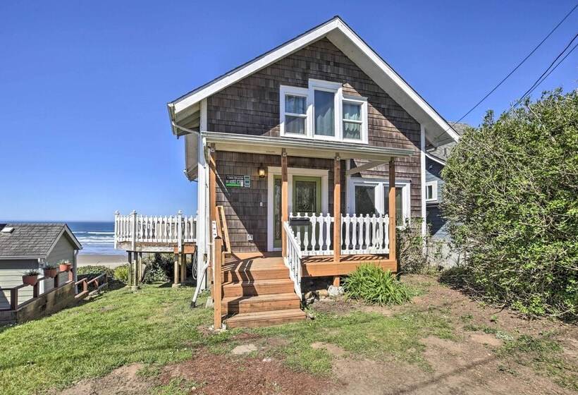 Beachfront Newport Cottage With Private Hot Tub!
