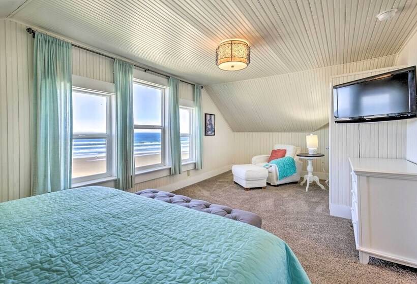 Beachfront Newport Cottage With Private Hot Tub!