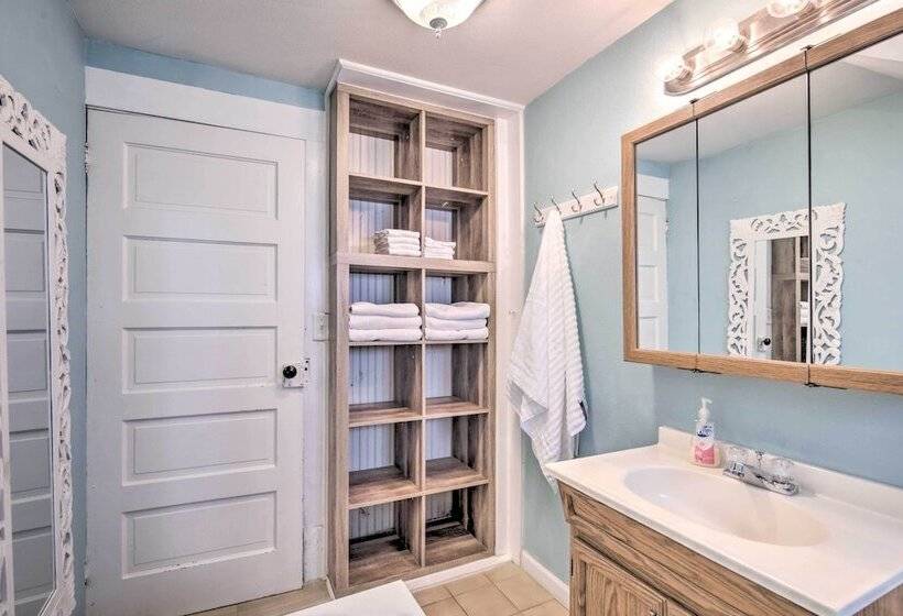 Beachfront Newport Cottage With Private Hot Tub!