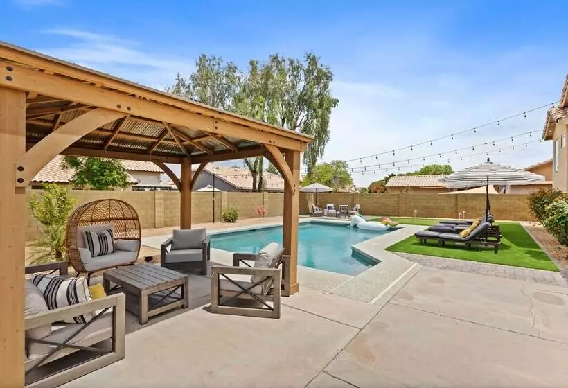 Beautiful Chandler Escape W/ Putting Green & Pool!