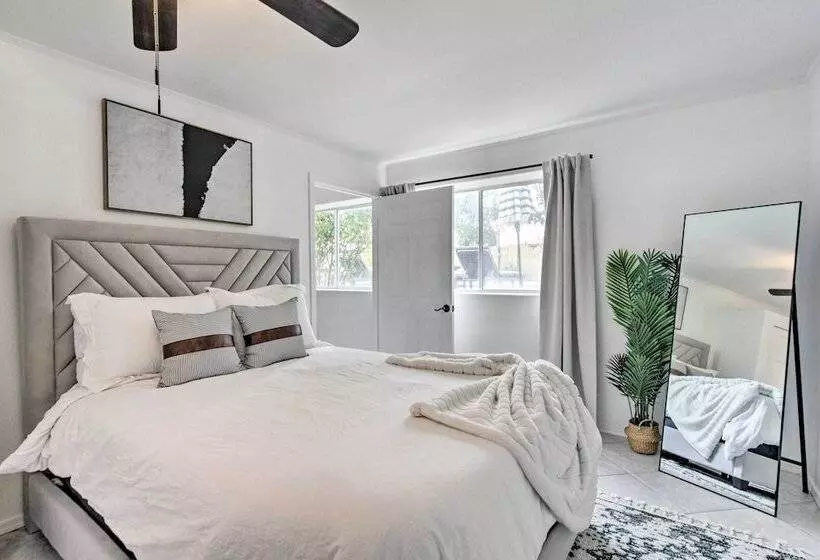 Beautiful Chandler Escape W/ Putting Green & Pool!